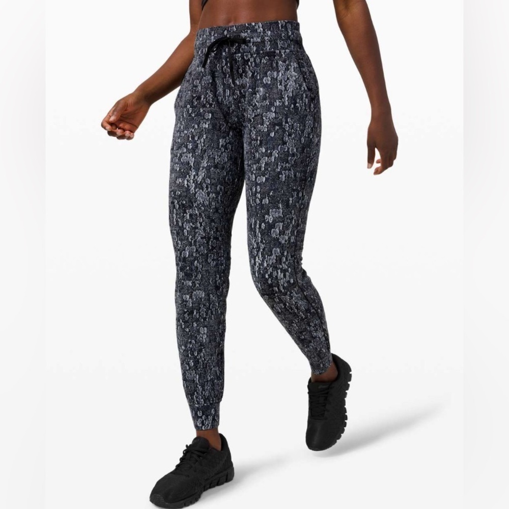 Lululemon Ready to Rulu Jogger 29"
Eventide Jacquard Spray Dye size 4